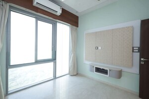 Room in 3 BHK Apartment at Piramal Aranya, Byculla – for Rent