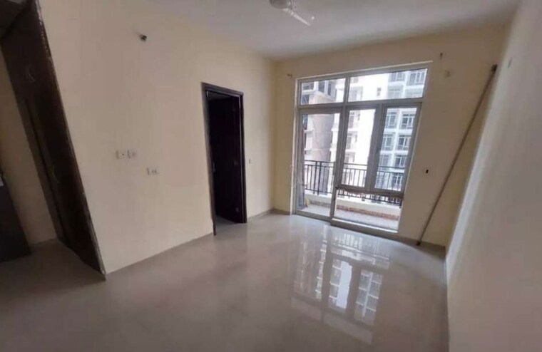 Room, hazratganj 3 Bedroom 1500 Sq.Ft. Apartment In Hazratganj Lucknow 9994157