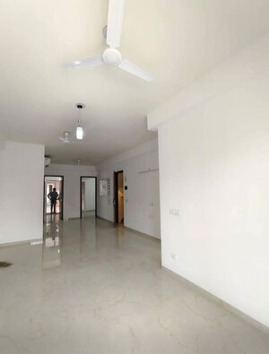Room in 3 BHK Builder Floor at Smart World Orchard, Sector 61 – for Rent