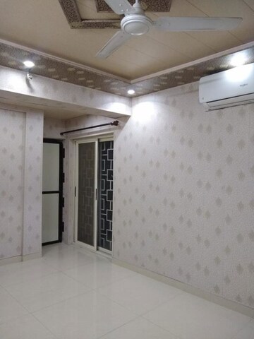 Room in 2 BHK Apartment at Unitech Fresco, Sector 50 – for Rent