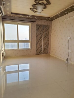 Room in 2 BHK Apartment at Unitech Fresco, Sector 50 – for Rent