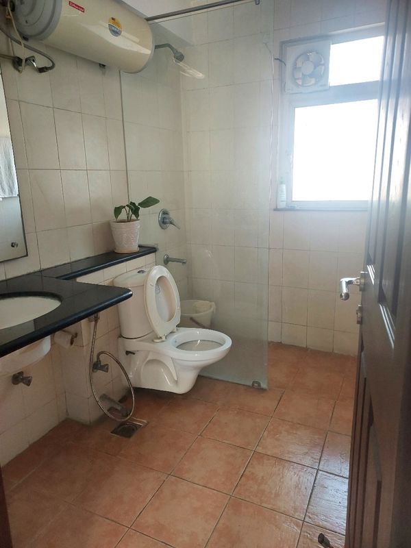 3.5 BHK + Pooja Room,Servant Room Apartment For Rent in Unitech Fresco