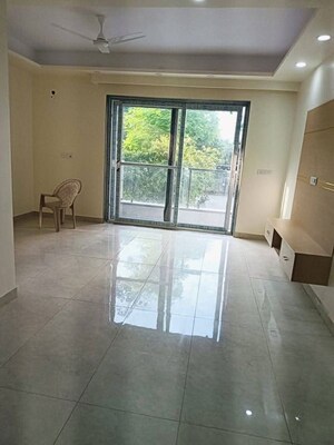 Room in 3 BHK Apartment at Unitech Fresco, Sector 50 – for Rent