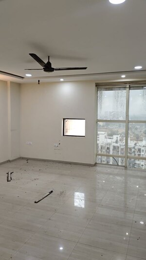 Room in 5 BHK Apartment at Omaxe Heights, Sector 86 – for Rent