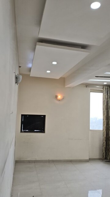 Furnished Amenities in 5 BHK Apartment at Omaxe Heights, Sector 86 – for Rent