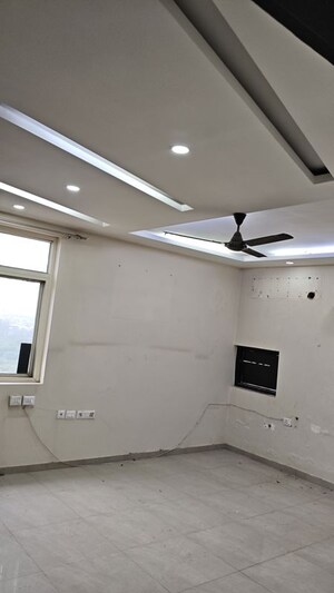 Furnished Amenities in 5 BHK Apartment at Omaxe Heights, Sector 86 – for Rent