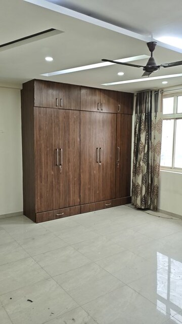 Room in 5 BHK Apartment at Omaxe Heights, Sector 86 – for Rent