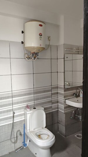 Bathroom in 5 BHK Apartment at Omaxe Heights, Sector 86 – for Rent