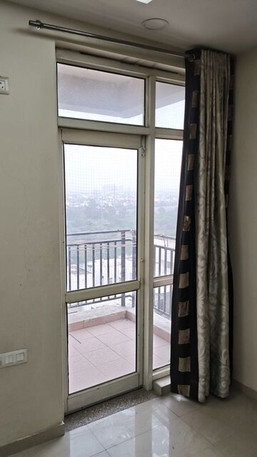 Room in 5 BHK Apartment at Omaxe Heights, Sector 86 – for Rent