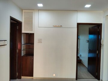 Room in 2 BHK Apartment at Shiv Kutir CHS, Andheri West – for Rent