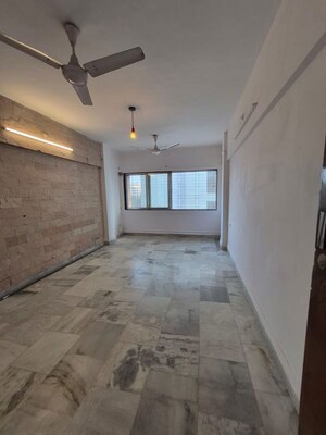 Room in 2 BHK Apartment at Silver Croft Andheri, Andheri West – for Rent