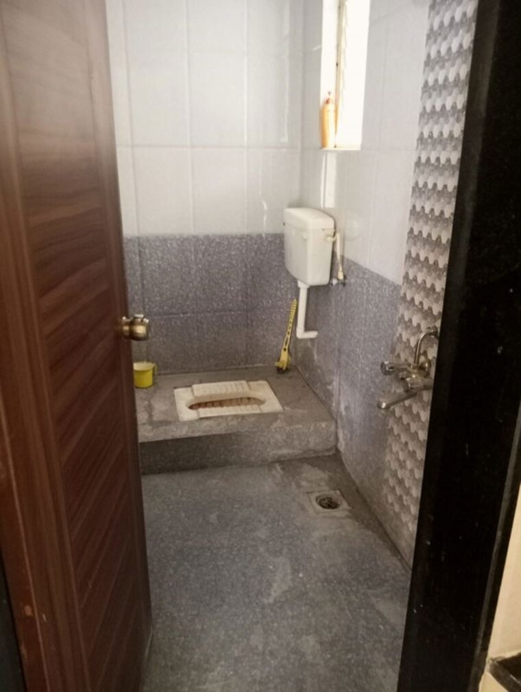 Bathroom, vikas-kiran-apartment 2 Bedroom 1000 Sq.Ft. Apartment In Aundh Pune 9994345