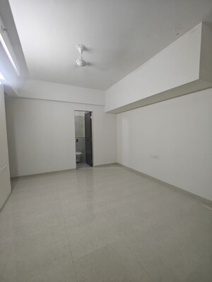 Room in 2 BHK Apartment at Seawoods Sector 40 – for Rent