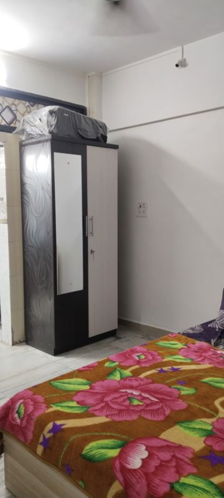 Room, prabhadevi 1 RK 275 Sq.Ft. Apartment In Prabhadevi Mumbai 9994359