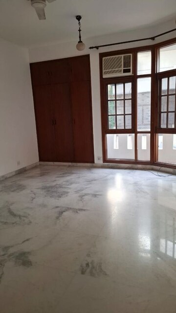 Room in 4 BHK Apartment at Shanti Niketan – for Rent