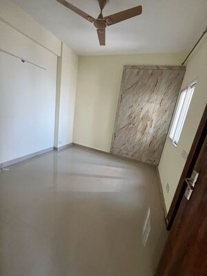 Room in 2 BHK Apartment at Amrapali Dream Valley, Amrapali Dream Valley – for Rent