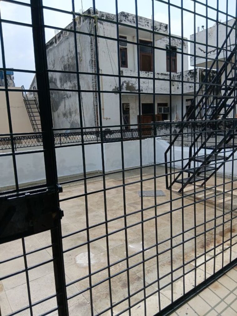 Balcony, sector 50 5 Bedroom 162 Sq.Mt. Independent House In Sector 50 Noida 9994402