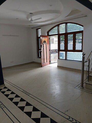 Room in 5 BHK Independent House at Sector 50 – for Rent