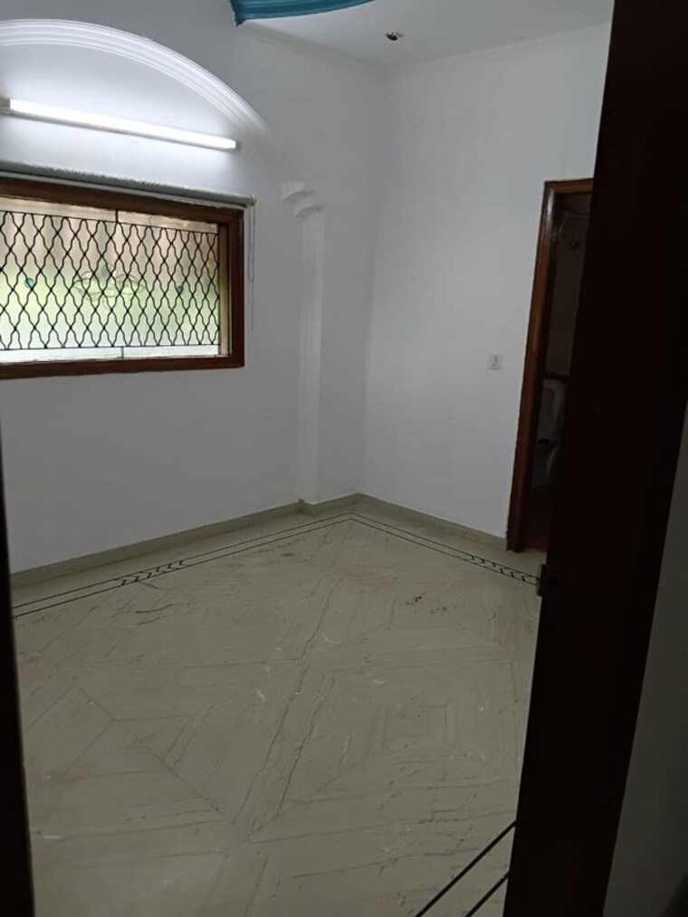 Room, sector 50 5 Bedroom 162 Sq.Mt. Independent House In Sector 50 Noida 9994402