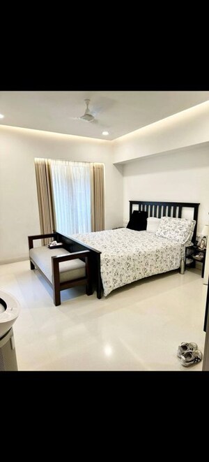 Bedroom in 5 BHK Apartment at Khar West – for Rent