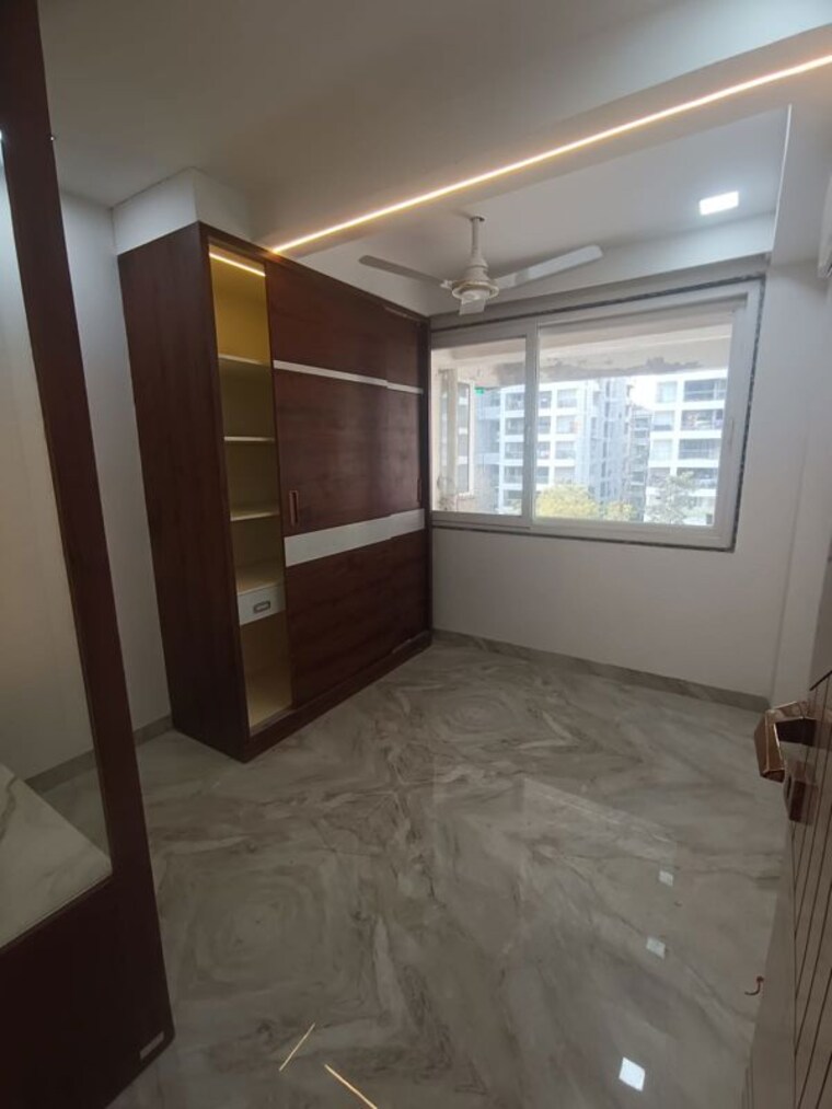 Room, sector 11 dwarka 5 Bedroom 2500 Sq.Ft. Apartment In Sector 11 Dwarka Delhi 9994451