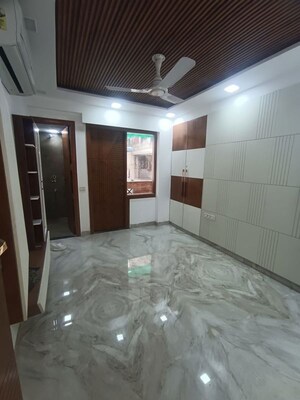 Room in 5 BHK Apartment at Sector 11 Dwarka – for Rent