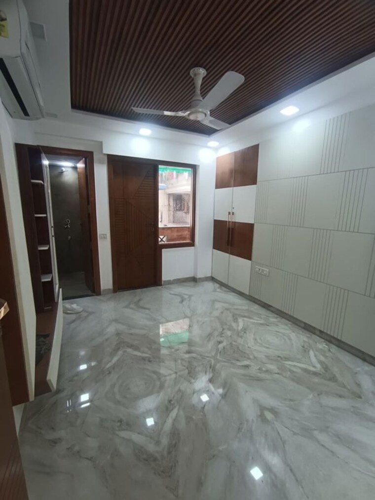 Room, sector 11 dwarka 5 Bedroom 2500 Sq.Ft. Apartment In Sector 11 Dwarka Delhi 9994451