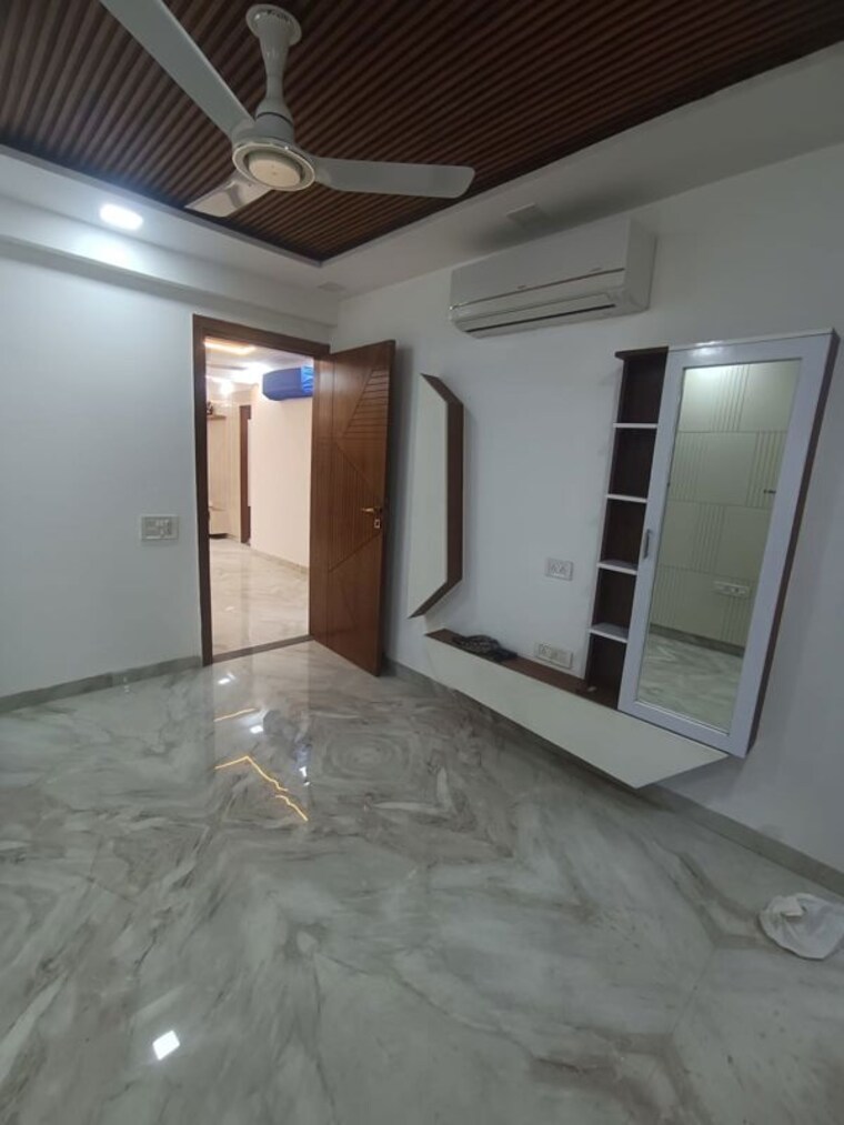 Room, sector 11 dwarka 5 Bedroom 2500 Sq.Ft. Apartment In Sector 11 Dwarka Delhi 9994451