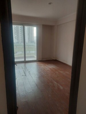 Room in 3 BHK Apartment at Amrapali Golf Homes, Sector 4 Greater Noida – for Sale