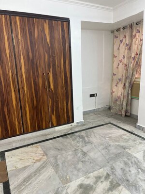 Room in 4 BHK Apartment at Sector 6 Dwarka – for Rent
