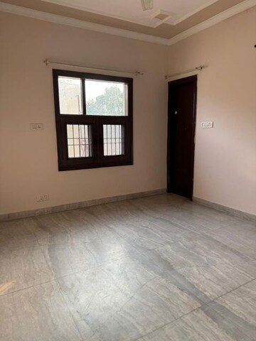 Room in 2.5 BHK Builder Floor at Sector 7 – for Rent
