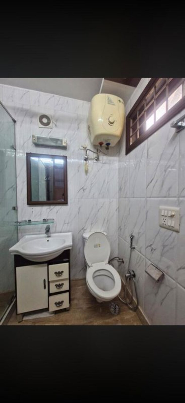 Bathroom, kalkaji 3 Bedroom 200 Sq.Yd. Builder Floor In Kalkaji Delhi 9994540