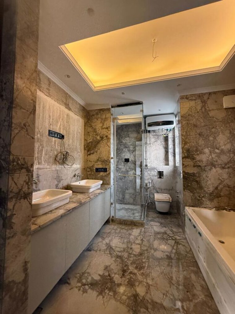 Bathroom, kailash colony 5 Bedroom 4000 Sq.Ft. Builder Floor In Kailash Colony Delhi 9994559