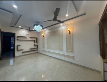 Room in 3 BHK Builder Floor at Sector 38 – for Rent