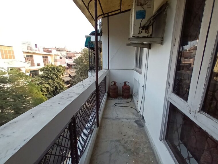 Balcony, chittaranjan park 3 Bedroom 160 Sq.Yd. Builder Floor In Chittaranjan Park Delhi 9994574