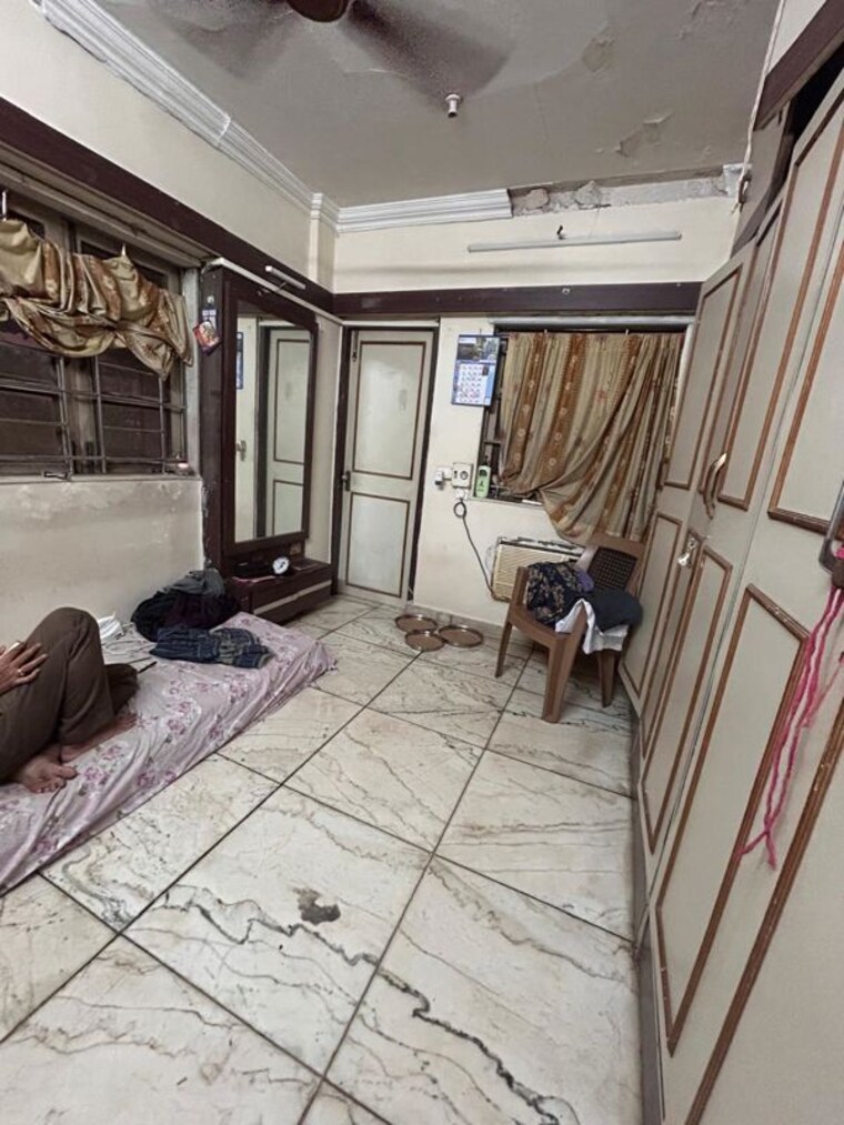  Parking, narayan-niwas-vile-parle-east 2 Bedroom 800 Sq.Ft. Apartment In Vile Parle East Mumbai 9994591