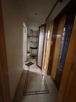 Building Lobby in 2 BHK Apartment at Narayan Niwas Vile Parle East, Vile Parle East – for Rent