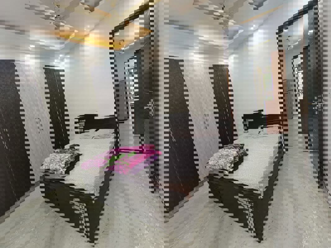 1 Rk  60 Sq.Yd. Apartment in DLF Gateway Tower