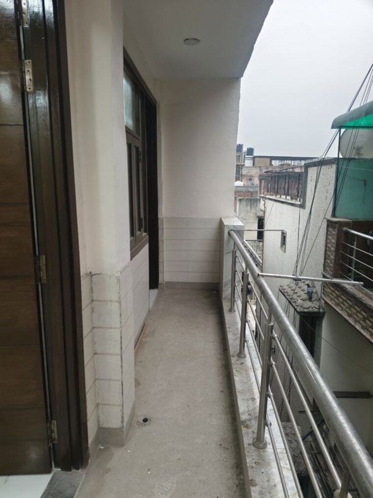 Balcony, vishwakarma colony 3 Bedroom 135 Sq.Yd. Apartment In Vishwakarma Colony Delhi 9994764