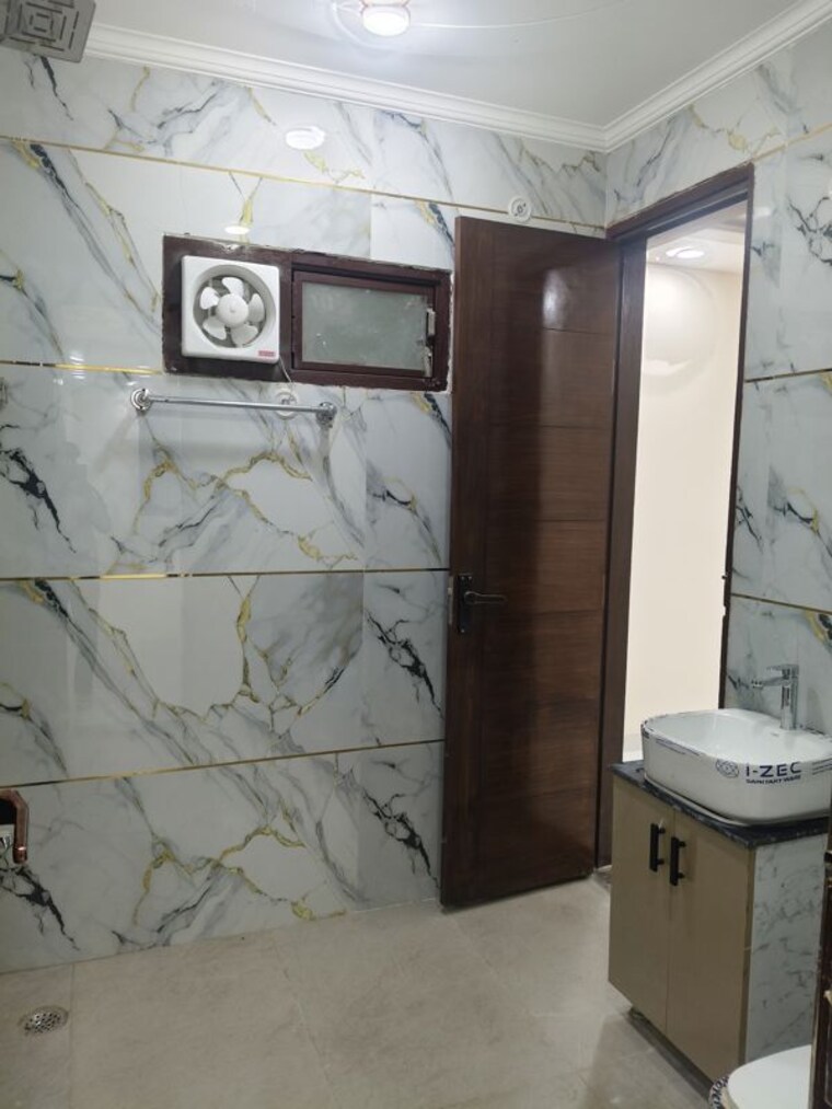 Attached Bathroom, viswakarma colony 3 Bedroom 136 Sq.Yd. Apartment In Viswakarma Colony Delhi 9994777
