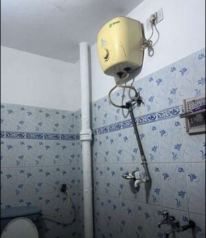 Bathroom in 1 BHK Builder Floor at Sector 22 – for Rent