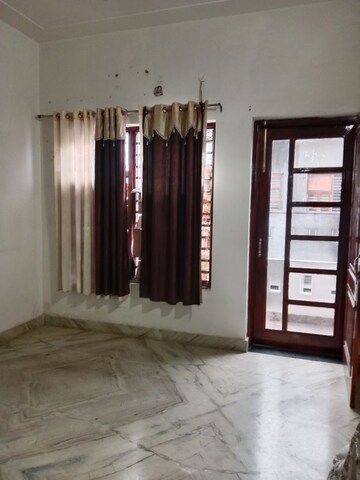 Room in 2 BHK Builder Floor at Sector 6 – for Rent