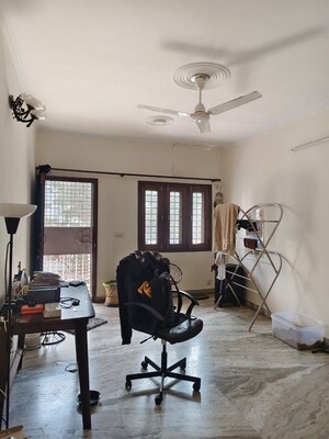 Room in 3 BHK Apartment at Vasant Kunj – for Rent