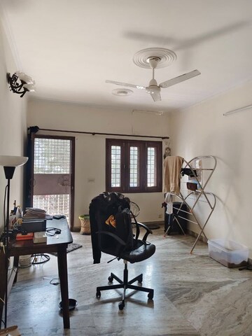 Room in 3 BHK Apartment at Vasant Kunj – for Rent