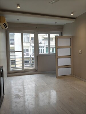 Room in 3.5 BHK Apartment at Vasant Kunj – for Rent