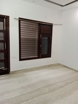 Room in 2 BHK Builder Floor at Sector 25 – for Rent