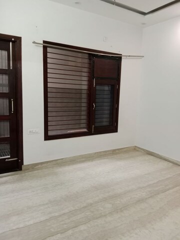 Room in 2 BHK Builder Floor at Sector 25 – for Rent