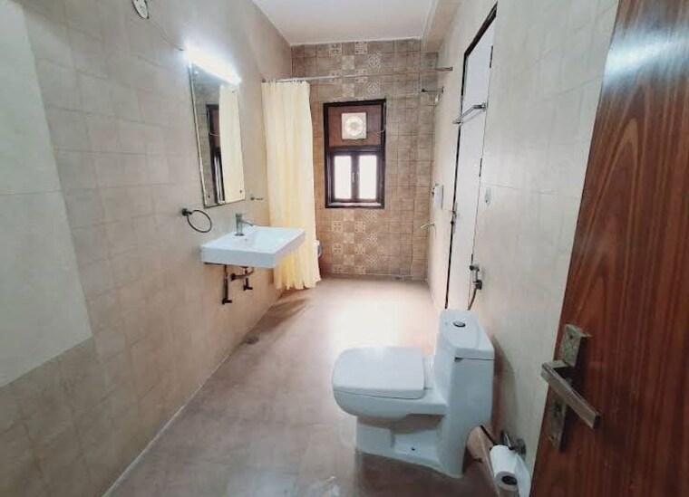 Bathroom, tulip-mall 3 Bedroom 250 Sq.Mt. Builder Floor In Sector 46 Noida 9994873