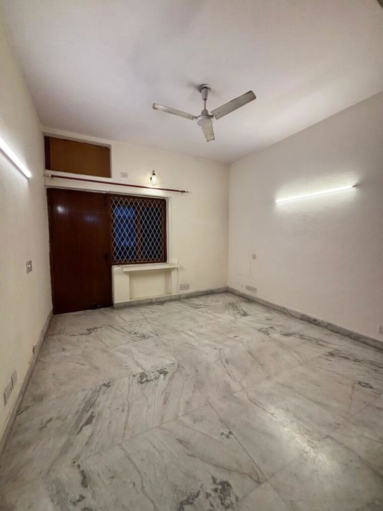 Room, greater kailash i 3 Bedroom 208 Sq.Yd. Builder Floor In Greater Kailash I Delhi 9994887