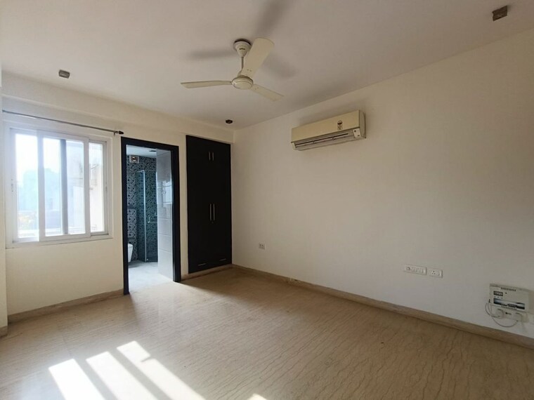 Room, new friends colony 4 Bedroom 500 Sq.Yd. Builder Floor In New Friends Colony Delhi 9994890
